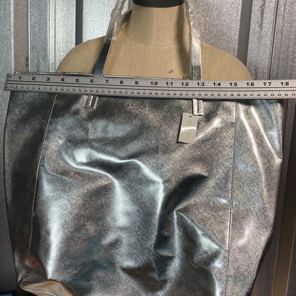 CLINIQUE LARGE NWT SILVER TOTE - Picture 6 of 8